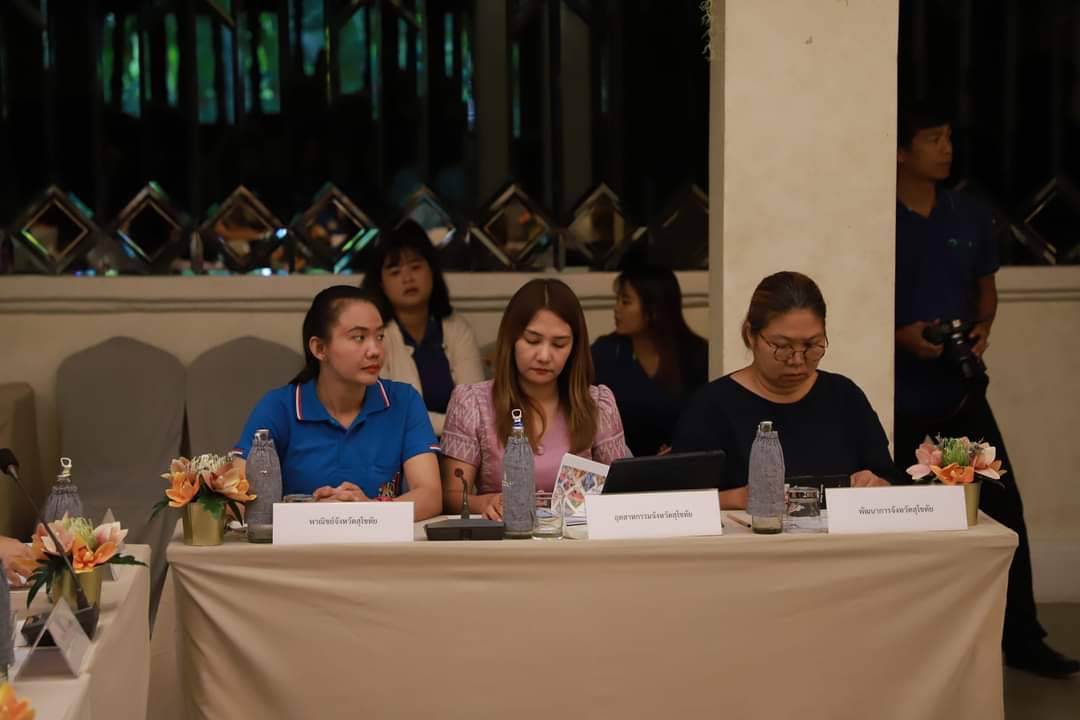 ร่วมประชุม อพท.4 คณะกรรมการพิจารณาคัดเลือกผลิตภัณฑ์และให้คำปรึกษาแนะนำแนวทางการพัฒนาผลิตภัณฑ์ชุมชนในพื้นที่พิเศษอุทยานประวัติศาสตร์สุโขทัย ศรีสัชนาลัย กำแพงเพชร