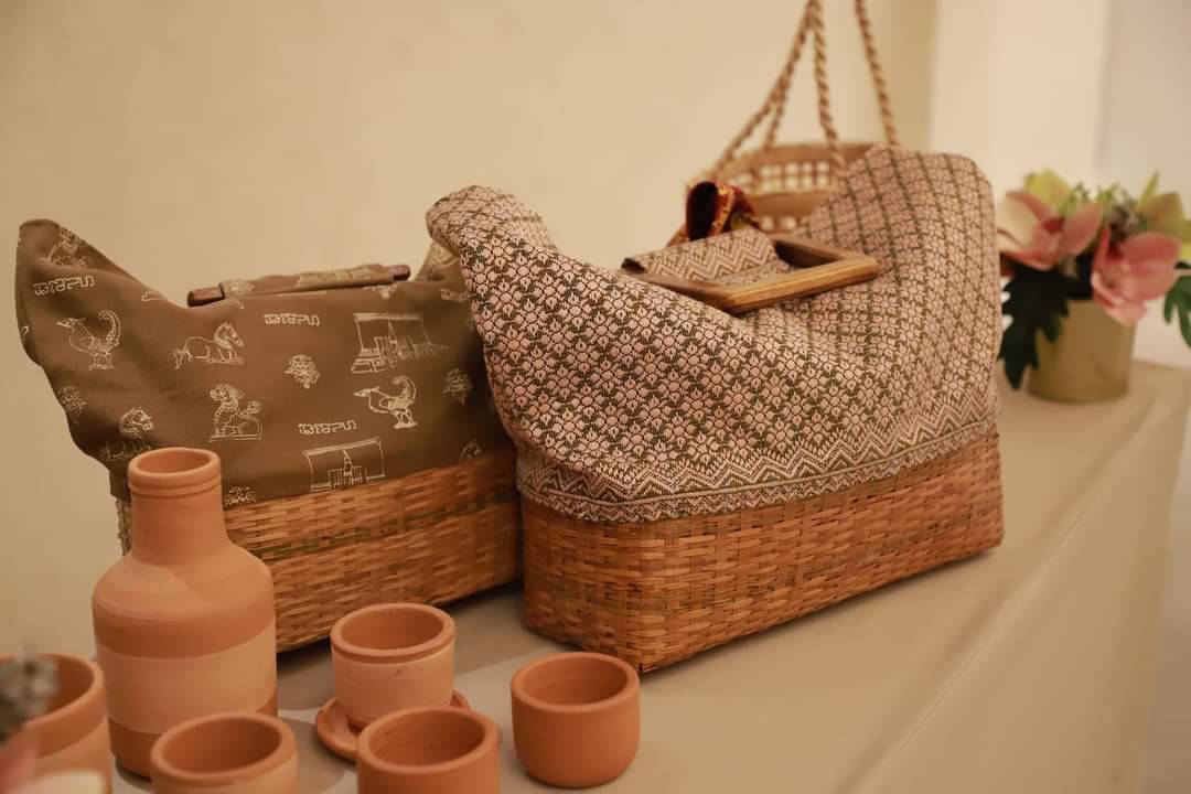 ร่วมประชุม อพท.4 คณะกรรมการพิจารณาคัดเลือกผลิตภัณฑ์และให้คำปรึกษาแนะนำแนวทางการพัฒนาผลิตภัณฑ์ชุมชนในพื้นที่พิเศษอุทยานประวัติศาสตร์สุโขทัย ศรีสัชนาลัย กำแพงเพชร