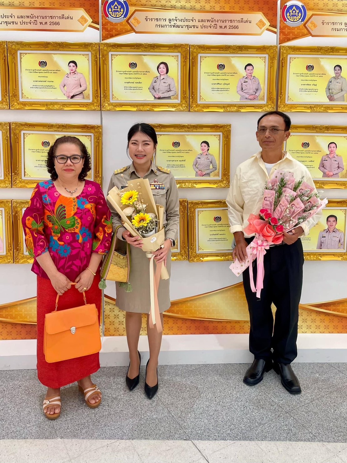 พช.สุโขทัย ร่วมแสดงความยินดี​กับข้าราชการ​ที่เข้ารับรางวัลข้าราชการดีเด่น ระดับเขตตรวจราชการ ประจำปี​ 2566