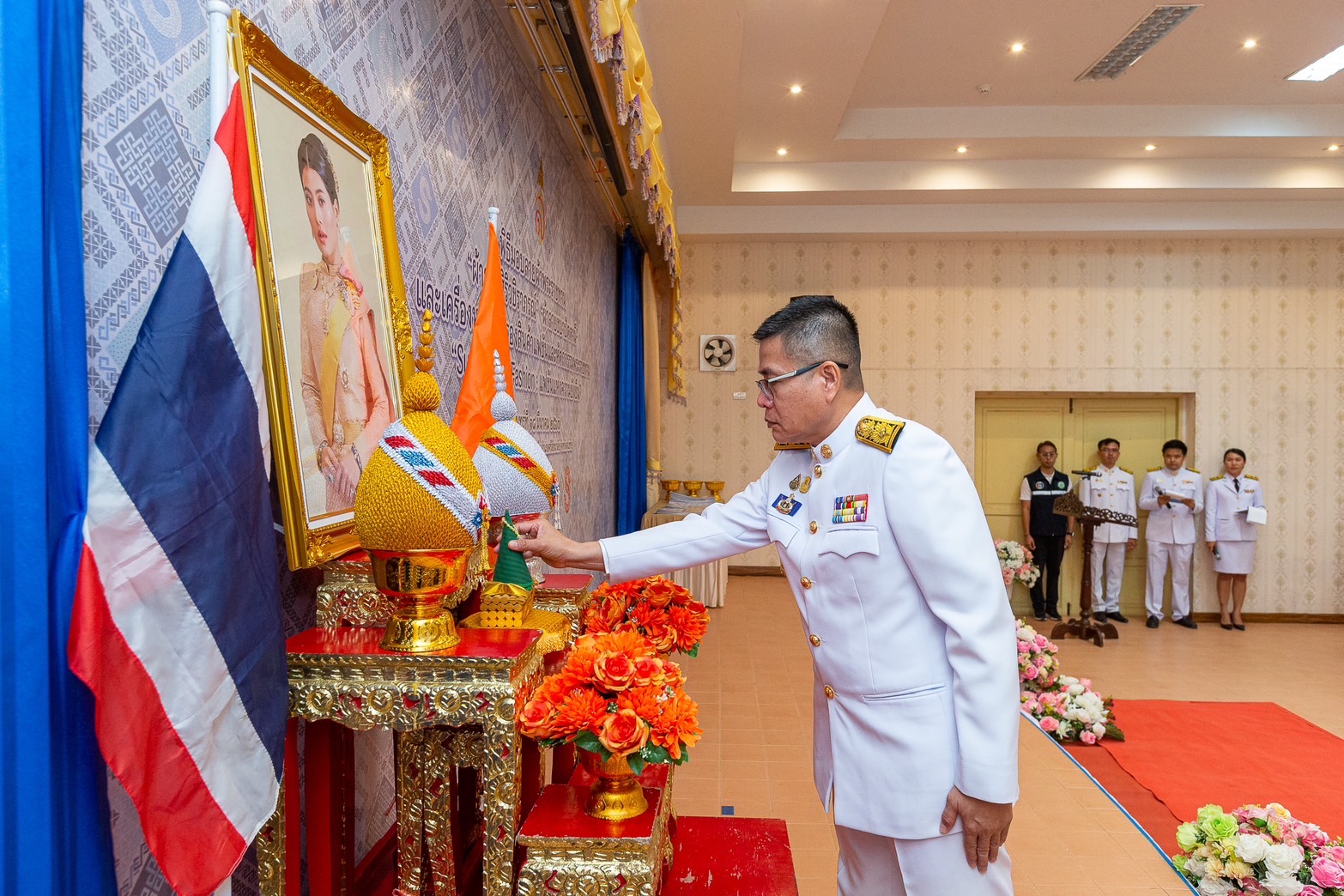 🦋จังหวัดสุโขทัย จัดพิธีมอบแบบลายผ้าพระราชทาน “ผ้าลายสิริวชิราภรณ์” “ผ้าลายชบาปัตตานี” และเครื่องหมายรับรองสินค้าแฟชั่นและหัตถกรรมพระราชทาน “Sustainable Fashion : แฟชั่นแห่งความยั่งยืน”