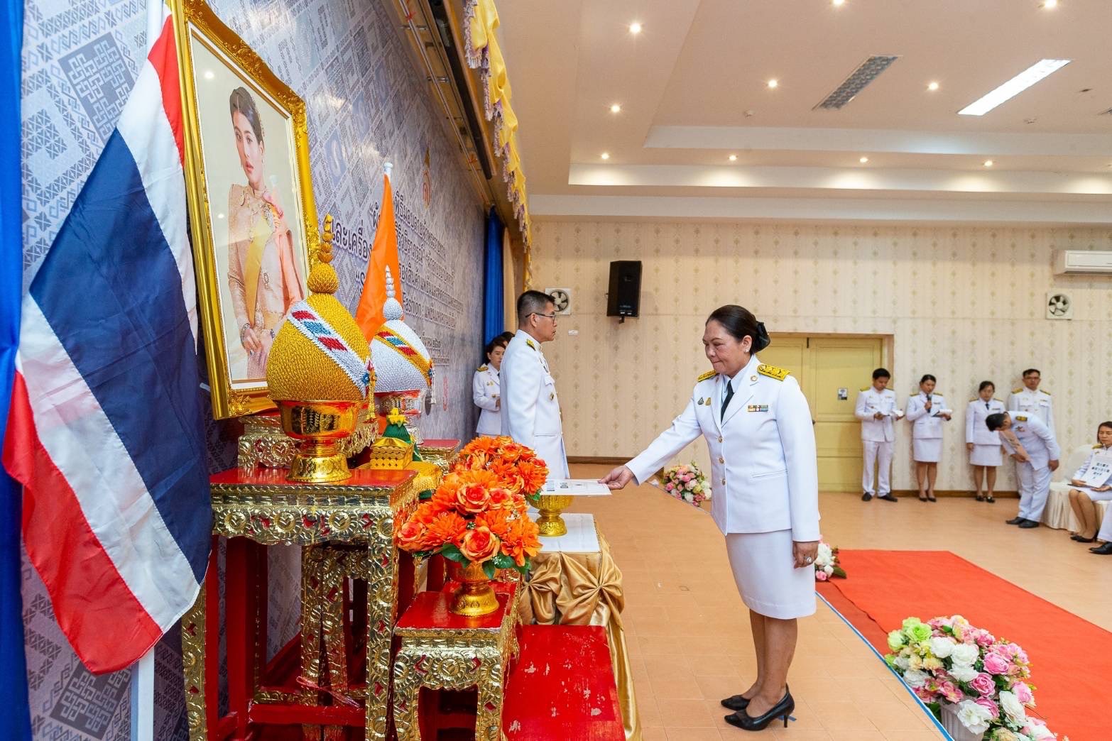 🦋จังหวัดสุโขทัย จัดพิธีมอบแบบลายผ้าพระราชทาน “ผ้าลายสิริวชิราภรณ์” “ผ้าลายชบาปัตตานี” และเครื่องหมายรับรองสินค้าแฟชั่นและหัตถกรรมพระราชทาน “Sustainable Fashion : แฟชั่นแห่งความยั่งยืน”