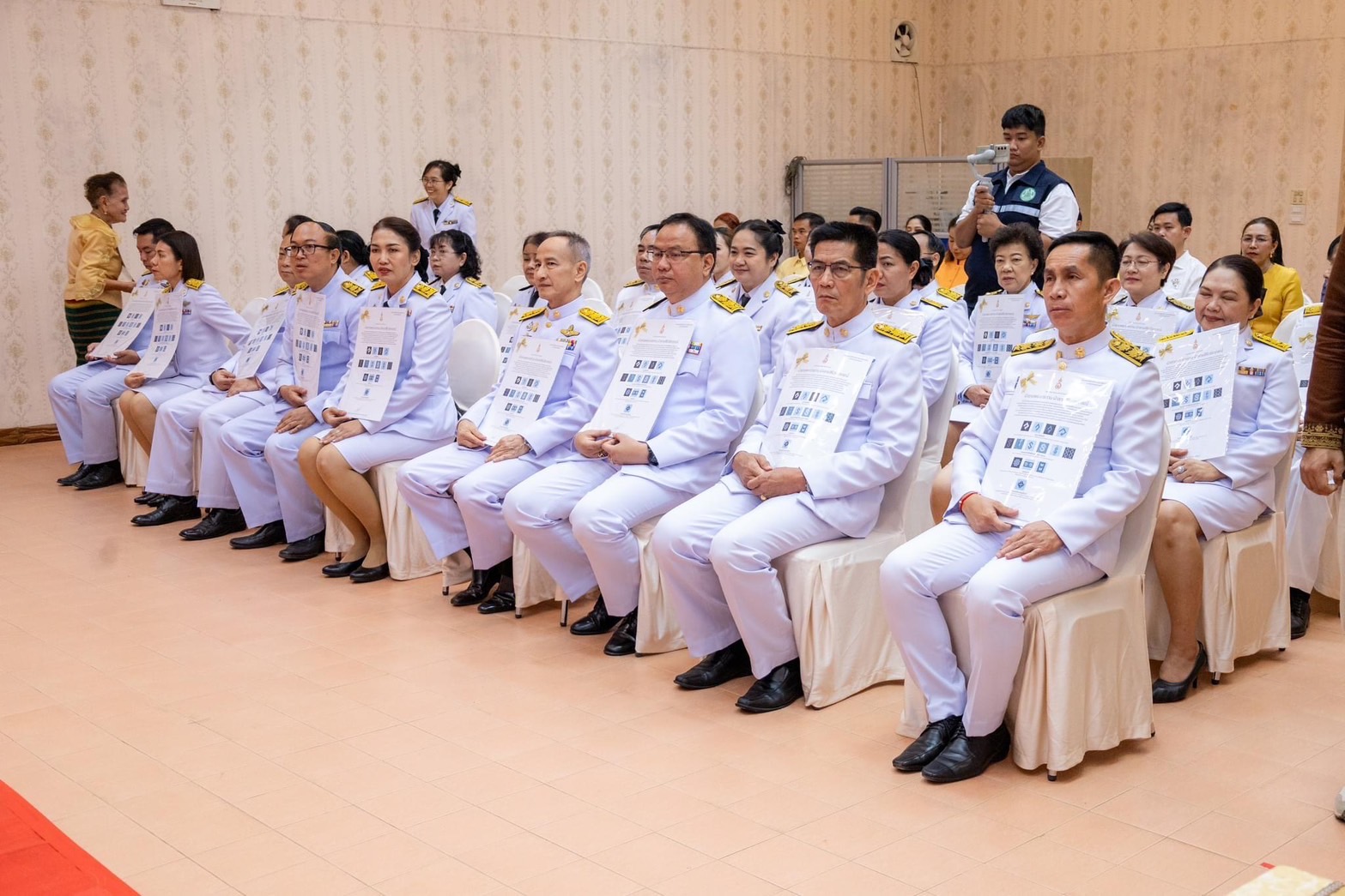 🦋จังหวัดสุโขทัย จัดพิธีมอบแบบลายผ้าพระราชทาน “ผ้าลายสิริวชิราภรณ์” “ผ้าลายชบาปัตตานี” และเครื่องหมายรับรองสินค้าแฟชั่นและหัตถกรรมพระราชทาน “Sustainable Fashion : แฟชั่นแห่งความยั่งยืน”