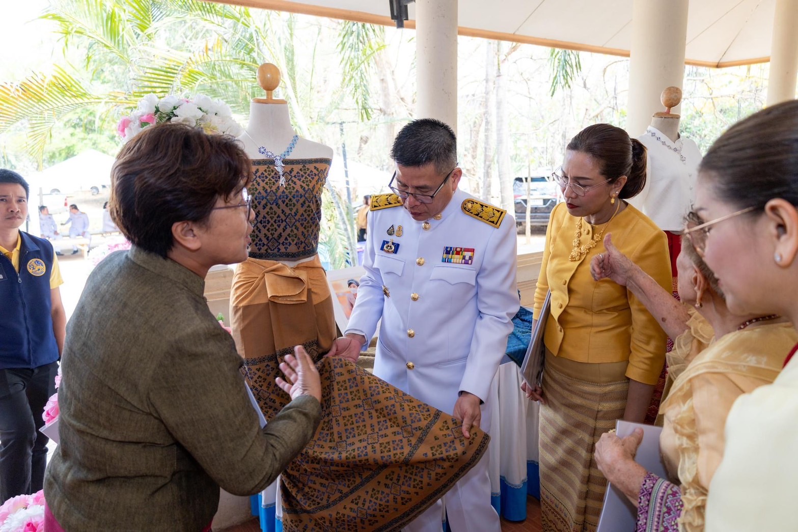 🦋จังหวัดสุโขทัย จัดพิธีมอบแบบลายผ้าพระราชทาน “ผ้าลายสิริวชิราภรณ์” “ผ้าลายชบาปัตตานี” และเครื่องหมายรับรองสินค้าแฟชั่นและหัตถกรรมพระราชทาน “Sustainable Fashion : แฟชั่นแห่งความยั่งยืน”