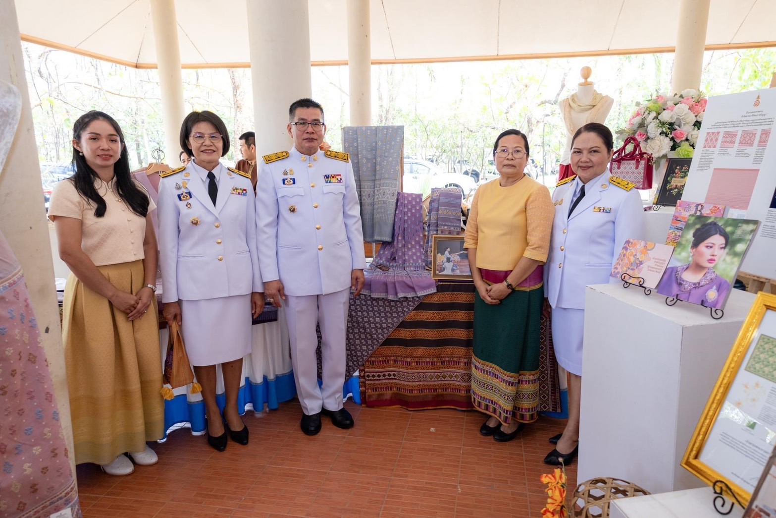 🦋จังหวัดสุโขทัย จัดพิธีมอบแบบลายผ้าพระราชทาน “ผ้าลายสิริวชิราภรณ์” “ผ้าลายชบาปัตตานี” และเครื่องหมายรับรองสินค้าแฟชั่นและหัตถกรรมพระราชทาน “Sustainable Fashion : แฟชั่นแห่งความยั่งยืน”