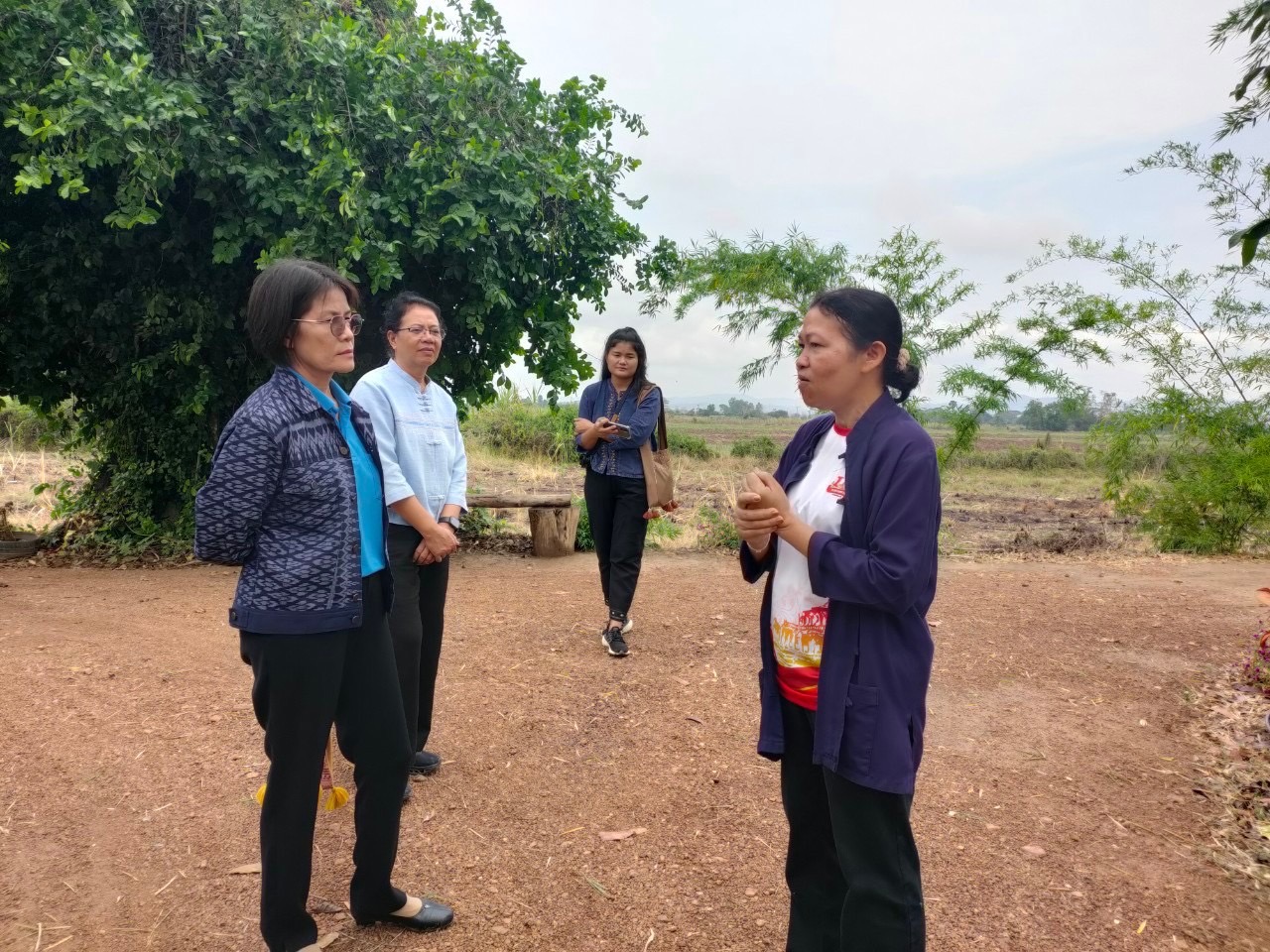 รองผู้ว่าราชการจังหวัดสุโขทัย พร้อมด้วยนางสาววริศรา โสภาค ผู้ตรวจราชการกรมการพัฒนาชุมชนเขตตรวจราชการที่ 17 กลุ่มจังหวัดภาคเหนือตอนล่าง 1 ลงพื้นที่ตรวจราชการจังหวัดสุโขทัย