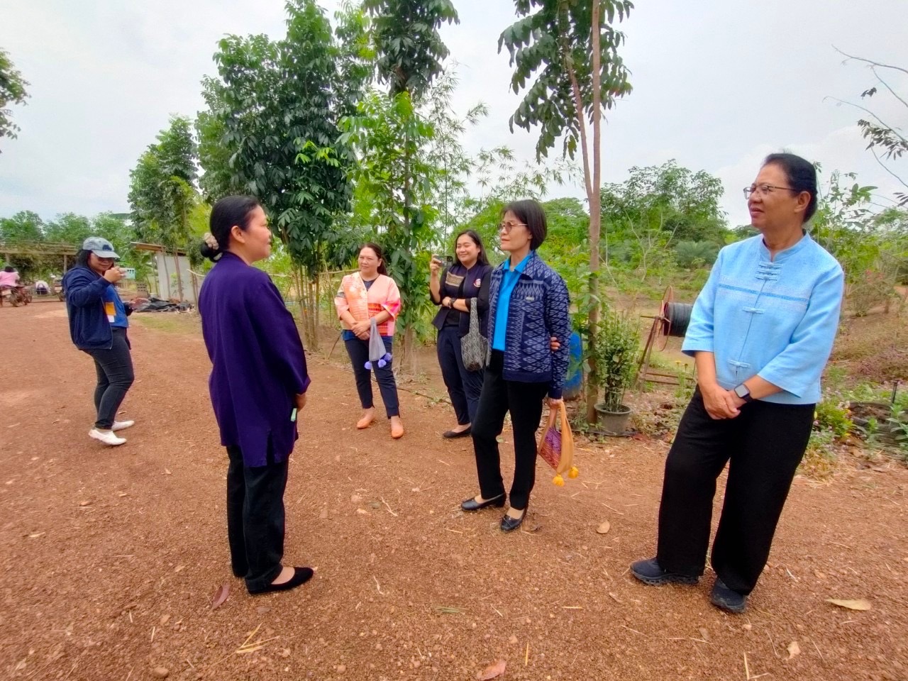 รองผู้ว่าราชการจังหวัดสุโขทัย พร้อมด้วยนางสาววริศรา โสภาค ผู้ตรวจราชการกรมการพัฒนาชุมชนเขตตรวจราชการที่ 17 กลุ่มจังหวัดภาคเหนือตอนล่าง 1 ลงพื้นที่ตรวจราชการจังหวัดสุโขทัย