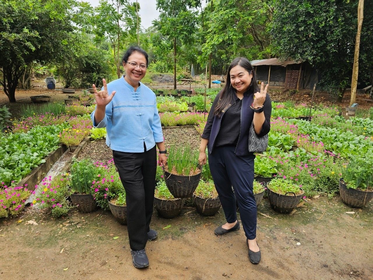 รองผู้ว่าราชการจังหวัดสุโขทัย พร้อมด้วยนางสาววริศรา โสภาค ผู้ตรวจราชการกรมการพัฒนาชุมชนเขตตรวจราชการที่ 17 กลุ่มจังหวัดภาคเหนือตอนล่าง 1 ลงพื้นที่ตรวจราชการจังหวัดสุโขทัย