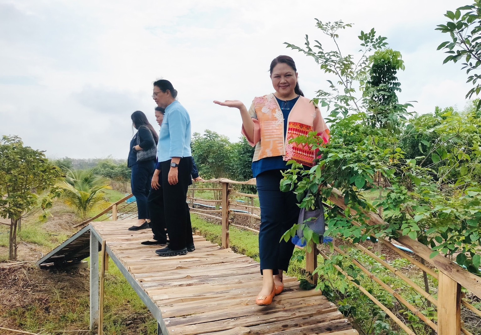 รองผู้ว่าราชการจังหวัดสุโขทัย พร้อมด้วยนางสาววริศรา โสภาค ผู้ตรวจราชการกรมการพัฒนาชุมชนเขตตรวจราชการที่ 17 กลุ่มจังหวัดภาคเหนือตอนล่าง 1 ลงพื้นที่ตรวจราชการจังหวัดสุโขทัย