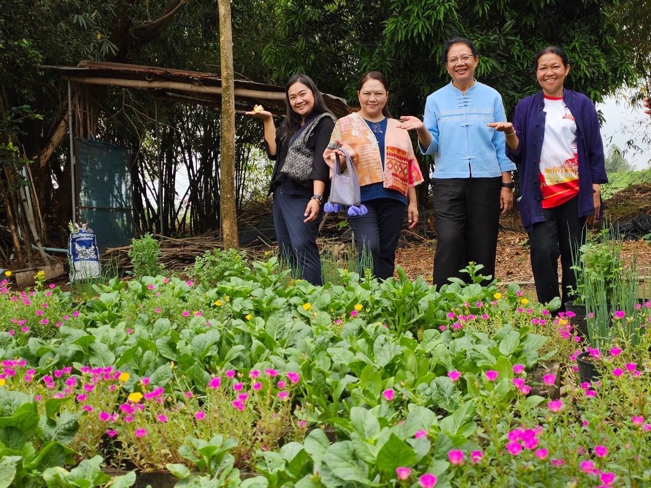 รองผู้ว่าราชการจังหวัดสุโขทัย พร้อมด้วยนางสาววริศรา โสภาค ผู้ตรวจราชการกรมการพัฒนาชุมชนเขตตรวจราชการที่ 17 กลุ่มจังหวัดภาคเหนือตอนล่าง 1 ลงพื้นที่ตรวจราชการจังหวัดสุโขทัย