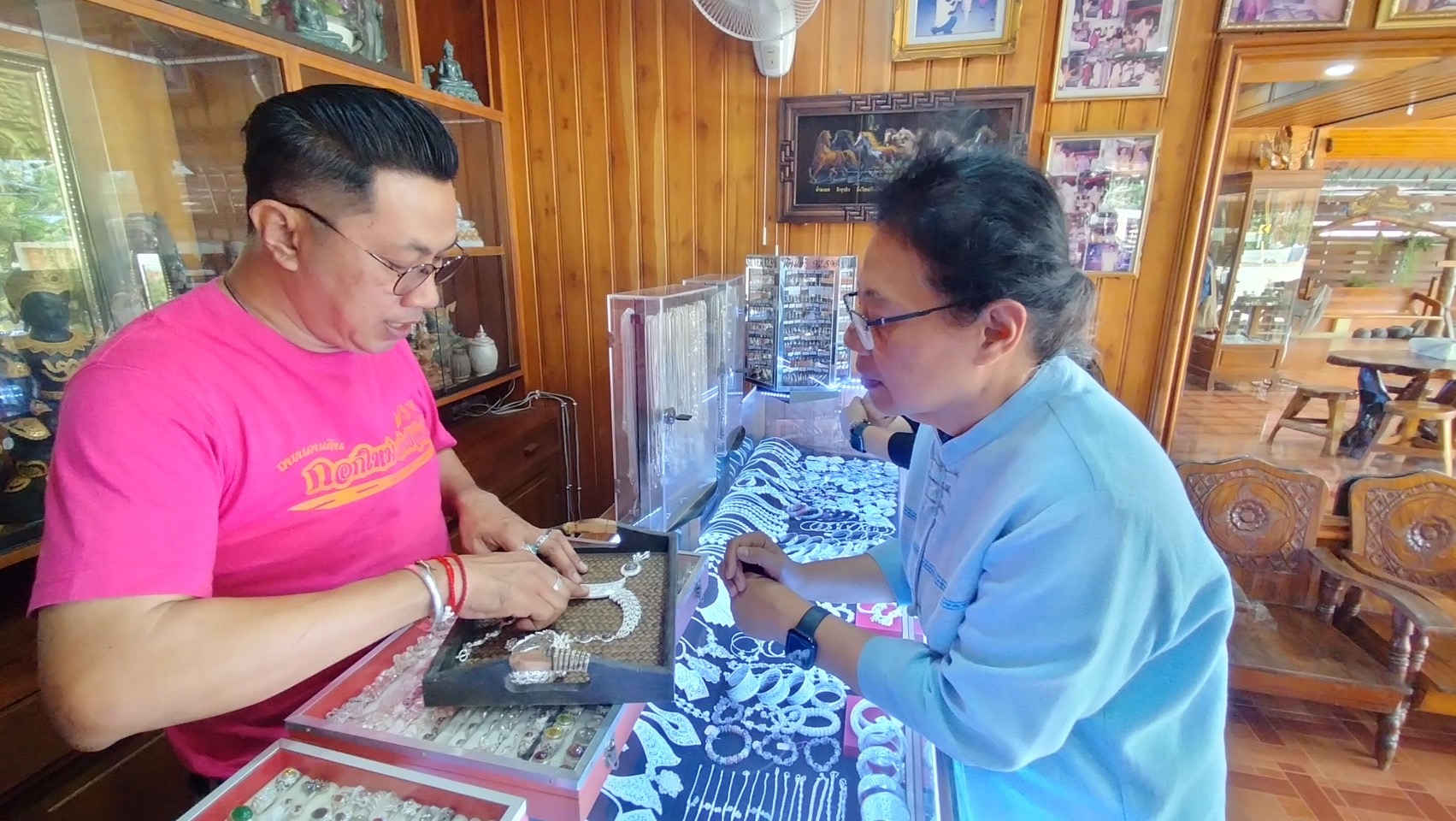 รองผู้ว่าราชการจังหวัดสุโขทัย พร้อมด้วยนางสาววริศรา โสภาค ผู้ตรวจราชการกรมการพัฒนาชุมชนเขตตรวจราชการที่ 17 กลุ่มจังหวัดภาคเหนือตอนล่าง 1 ลงพื้นที่ตรวจราชการจังหวัดสุโขทัย