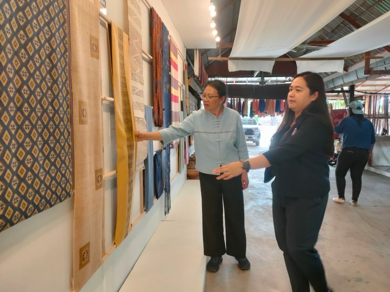 รองผู้ว่าราชการจังหวัดสุโขทัย พร้อมด้วยนางสาววริศรา โสภาค ผู้ตรวจราชการกรมการพัฒนาชุมชนเขตตรวจราชการที่ 17 กลุ่มจังหวัดภาคเหนือตอนล่าง 1 ลงพื้นที่ตรวจราชการจังหวัดสุโขทัย