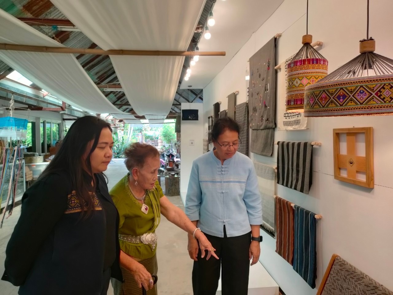 รองผู้ว่าราชการจังหวัดสุโขทัย พร้อมด้วยนางสาววริศรา โสภาค ผู้ตรวจราชการกรมการพัฒนาชุมชนเขตตรวจราชการที่ 17 กลุ่มจังหวัดภาคเหนือตอนล่าง 1 ลงพื้นที่ตรวจราชการจังหวัดสุโขทัย