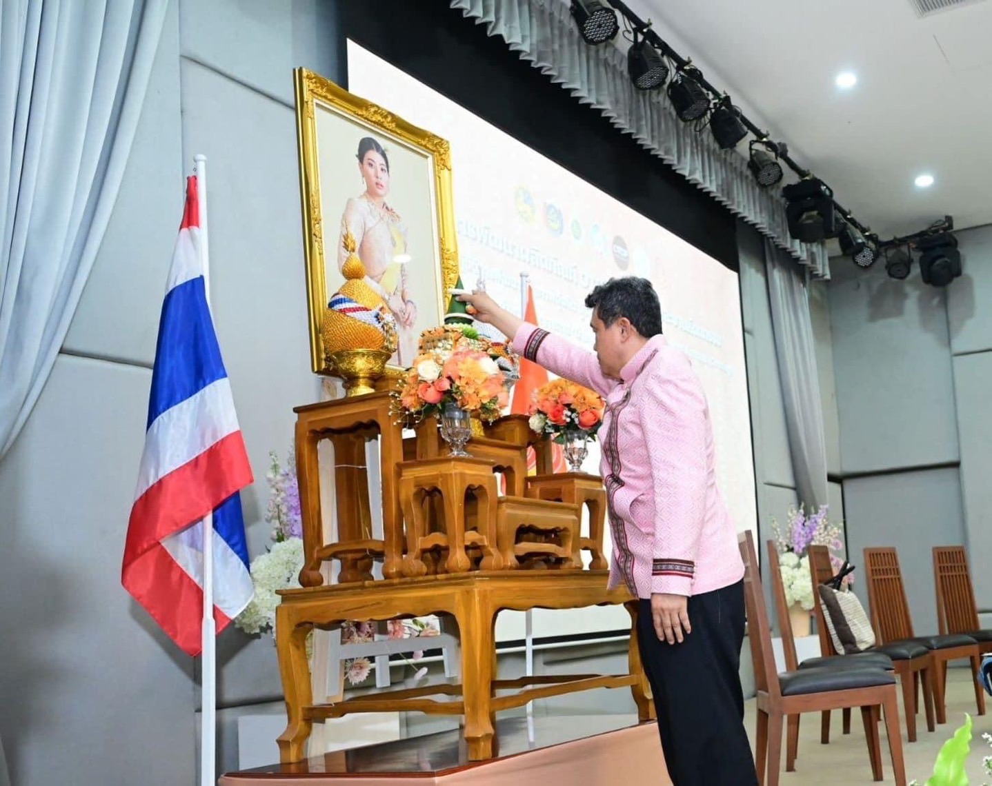 อบรมเชิงปฏิบัติการพัฒนาศักยภาพผู้ผลิต ผู้ประกอบการ OTOP ประเภทผ้าและเครื่องแต่งกาย ช่างทอผ้าและงานหัตถกรรม (Coaching) ผ้าลายพระราชทาน “ผ้าลายสิริวชิราภรณ์”