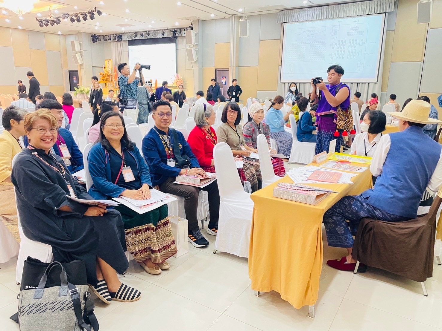 อบรมเชิงปฏิบัติการพัฒนาศักยภาพผู้ผลิต ผู้ประกอบการ OTOP ประเภทผ้าและเครื่องแต่งกาย ช่างทอผ้าและงานหัตถกรรม (Coaching) ผ้าลายพระราชทาน “ผ้าลายสิริวชิราภรณ์”