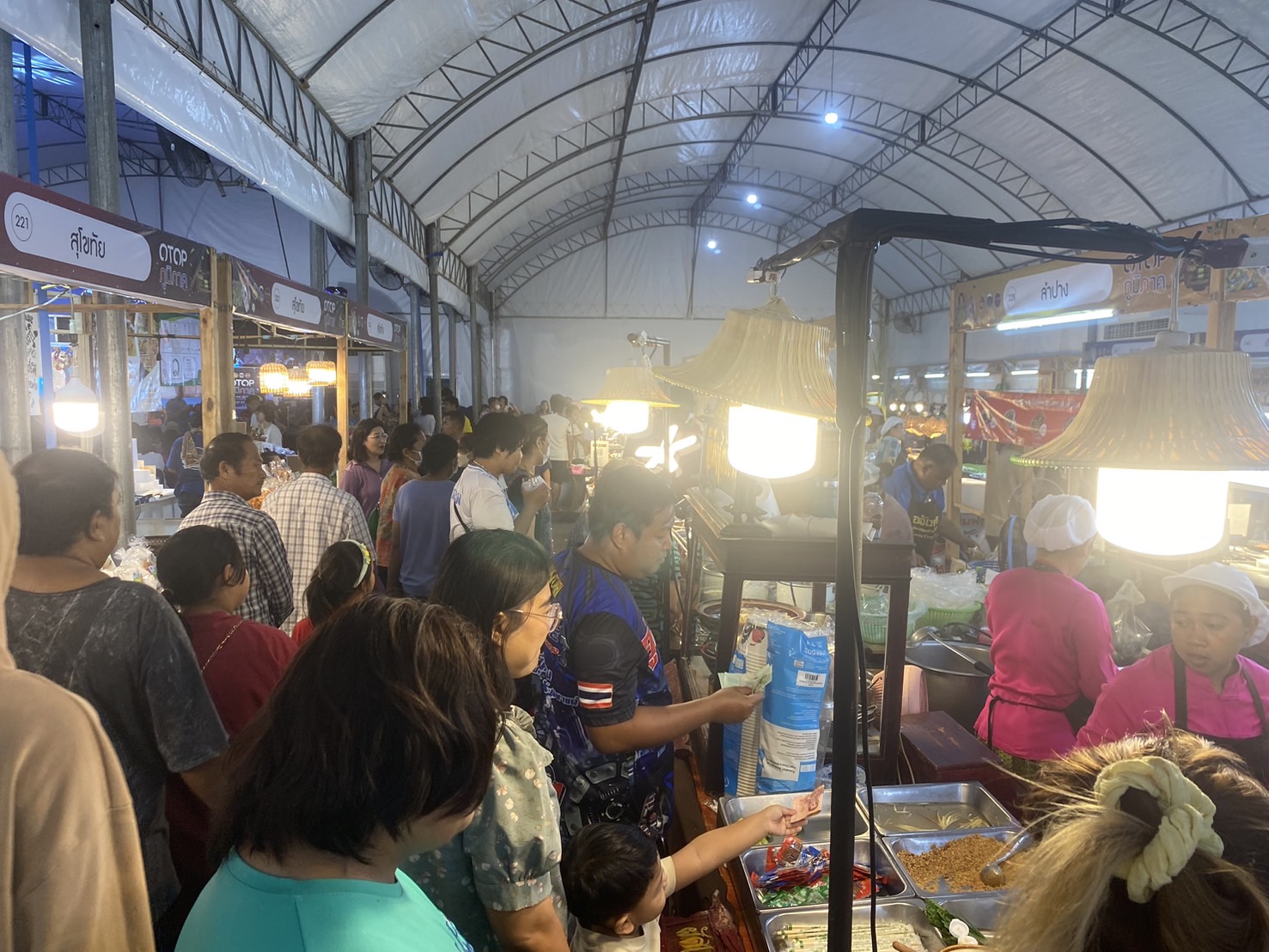 ชาวสุโขทัย ช็อปตลาดแตก!! OTOP ภูมิภาค ขายดี 3 วันแรก ยอดทะลุ 6.6ล้านบาท