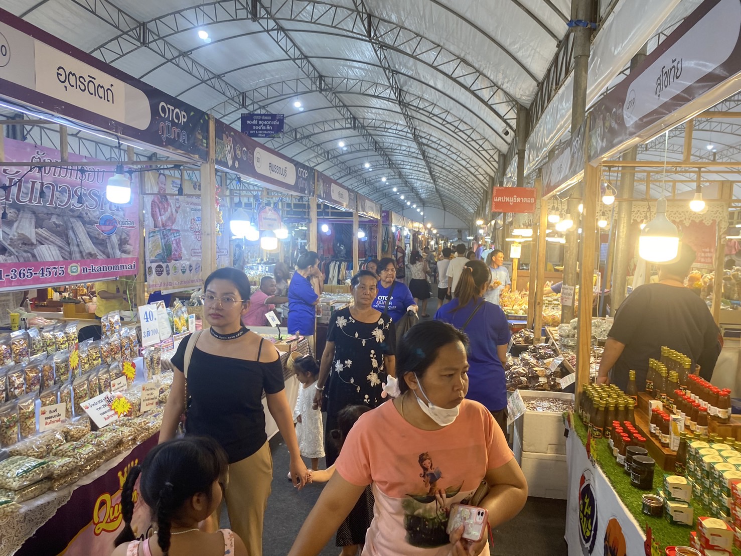 ชาวสุโขทัย ช็อปตลาดแตก!! OTOP ภูมิภาค ขายดี 3 วันแรก ยอดทะลุ 6.6ล้านบาท