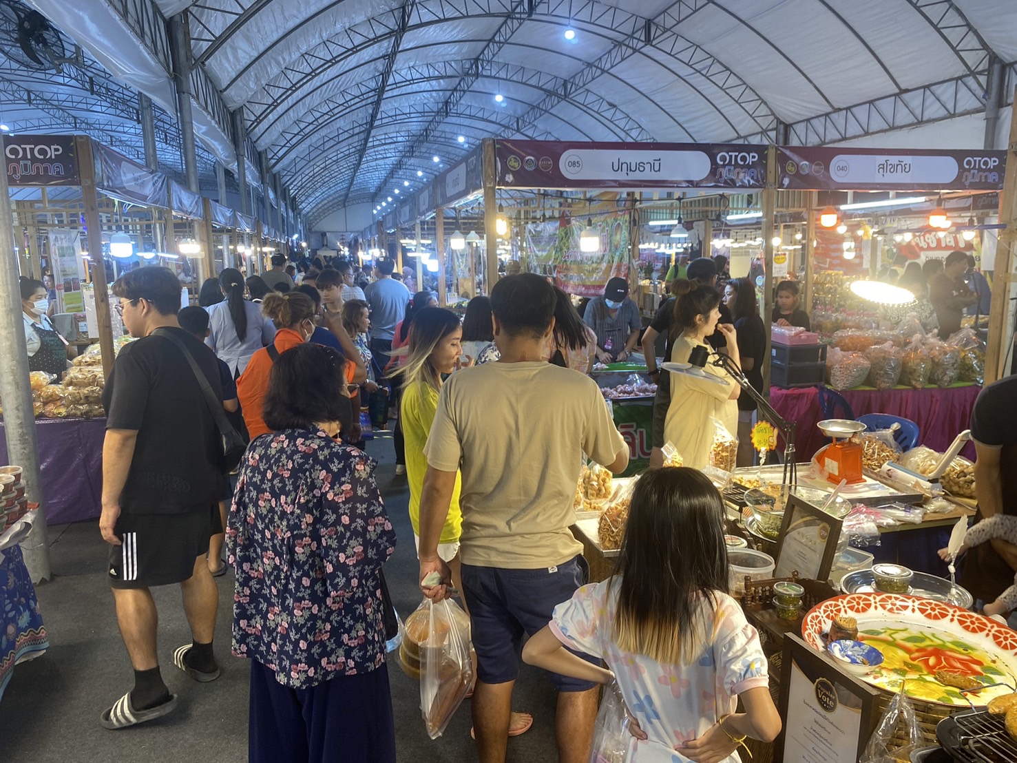 ชาวสุโขทัย ช็อปตลาดแตก!! OTOP ภูมิภาค ขายดี 3 วันแรก ยอดทะลุ 6.6ล้านบาท