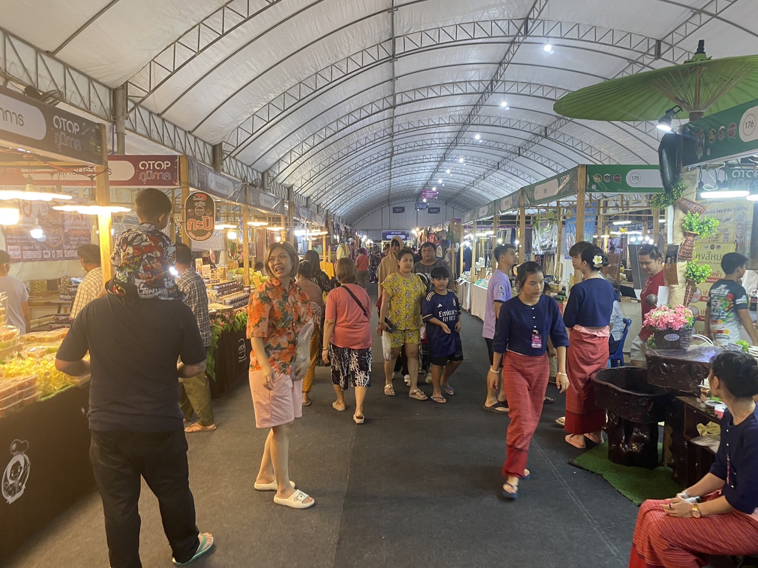 ชาวสุโขทัย ช็อปตลาดแตก!! OTOP ภูมิภาค ขายดี 3 วันแรก ยอดทะลุ 6.6ล้านบาท