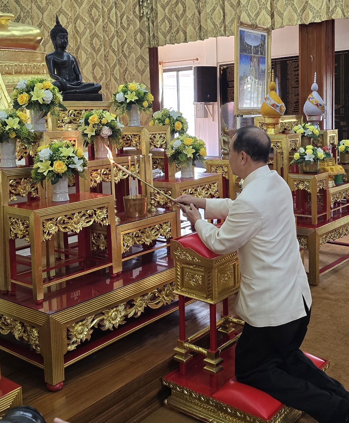 พช.สุโขทัย ร่วมกิจกรรมเข้าวัดปฏิบัติธรรมวันธรรมสวนะ ภายใต้แนวคิด “ครอบครัวหิ้วตะกร้า ศรัทธาอิ่มบุญ อุดหนุนชุมชน” ใส่บาตรสะพานบุญรับอรุณสุโขทัย