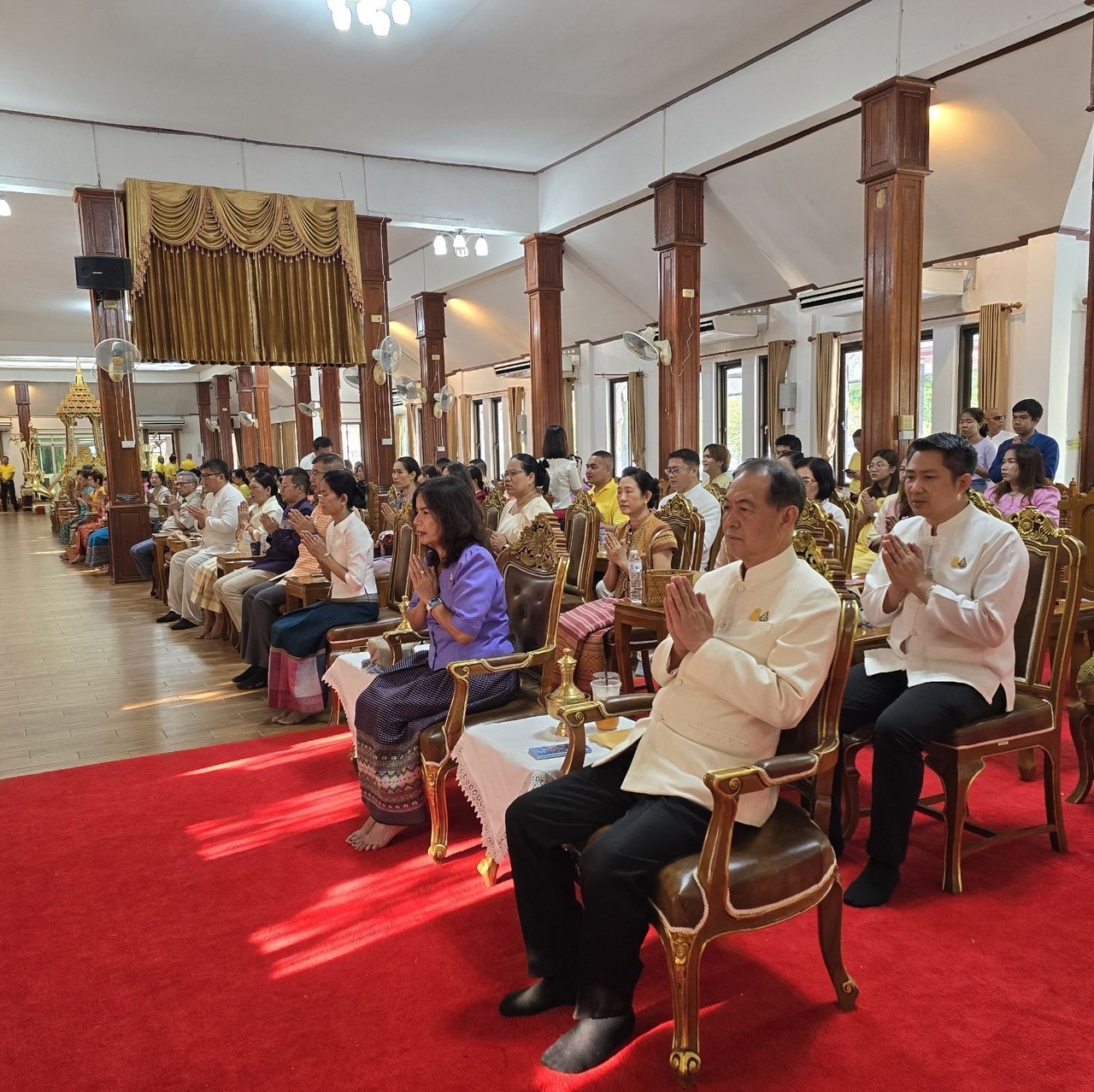 พช.สุโขทัย ร่วมกิจกรรมเข้าวัดปฏิบัติธรรมวันธรรมสวนะ ภายใต้แนวคิด “ครอบครัวหิ้วตะกร้า ศรัทธาอิ่มบุญ อุดหนุนชุมชน” ใส่บาตรสะพานบุญรับอรุณสุโขทัย