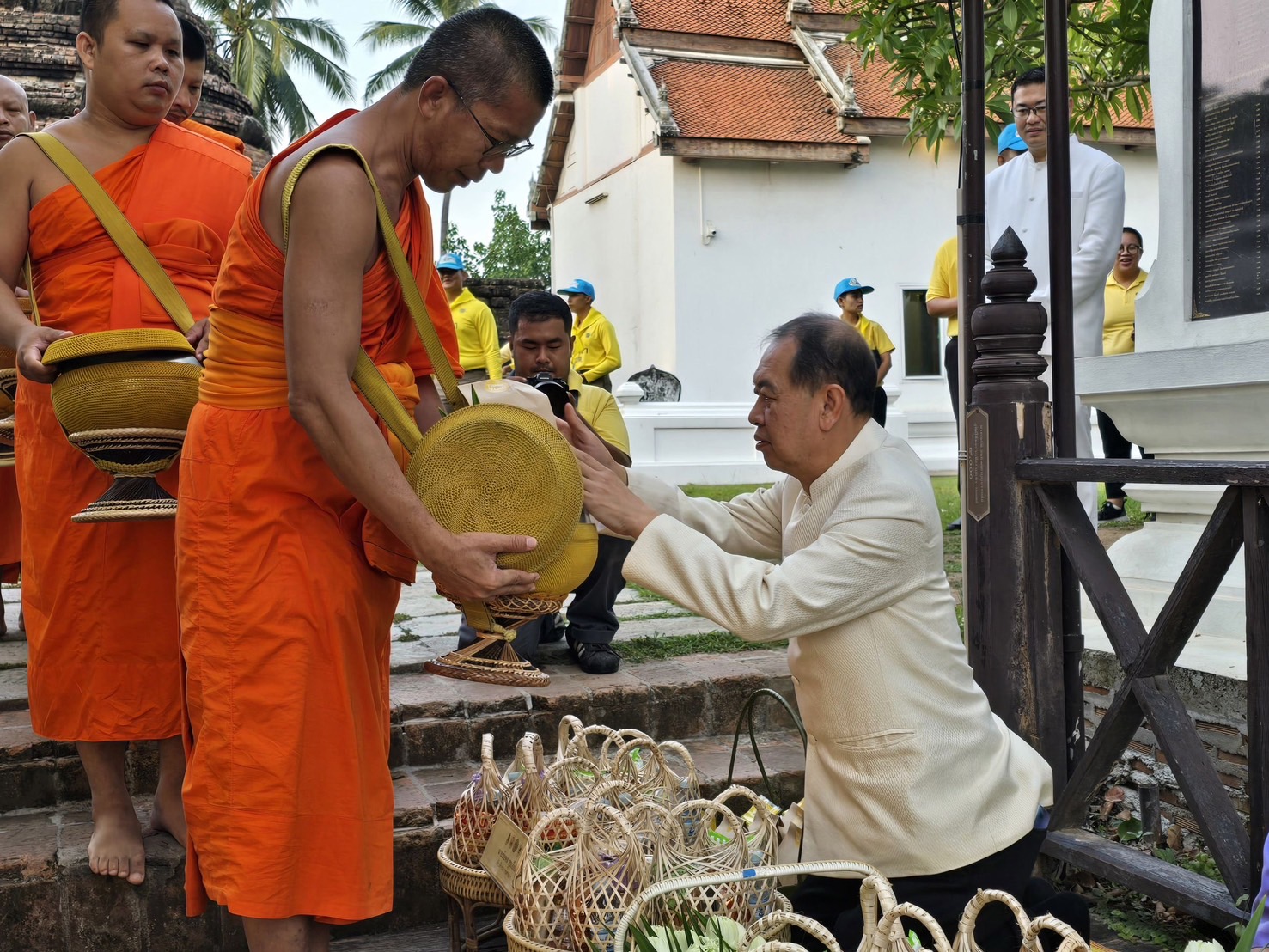 พช.สุโขทัย ร่วมกิจกรรมเข้าวัดปฏิบัติธรรมวันธรรมสวนะ ภายใต้แนวคิด “ครอบครัวหิ้วตะกร้า ศรัทธาอิ่มบุญ อุดหนุนชุมชน” ใส่บาตรสะพานบุญรับอรุณสุโขทัย
