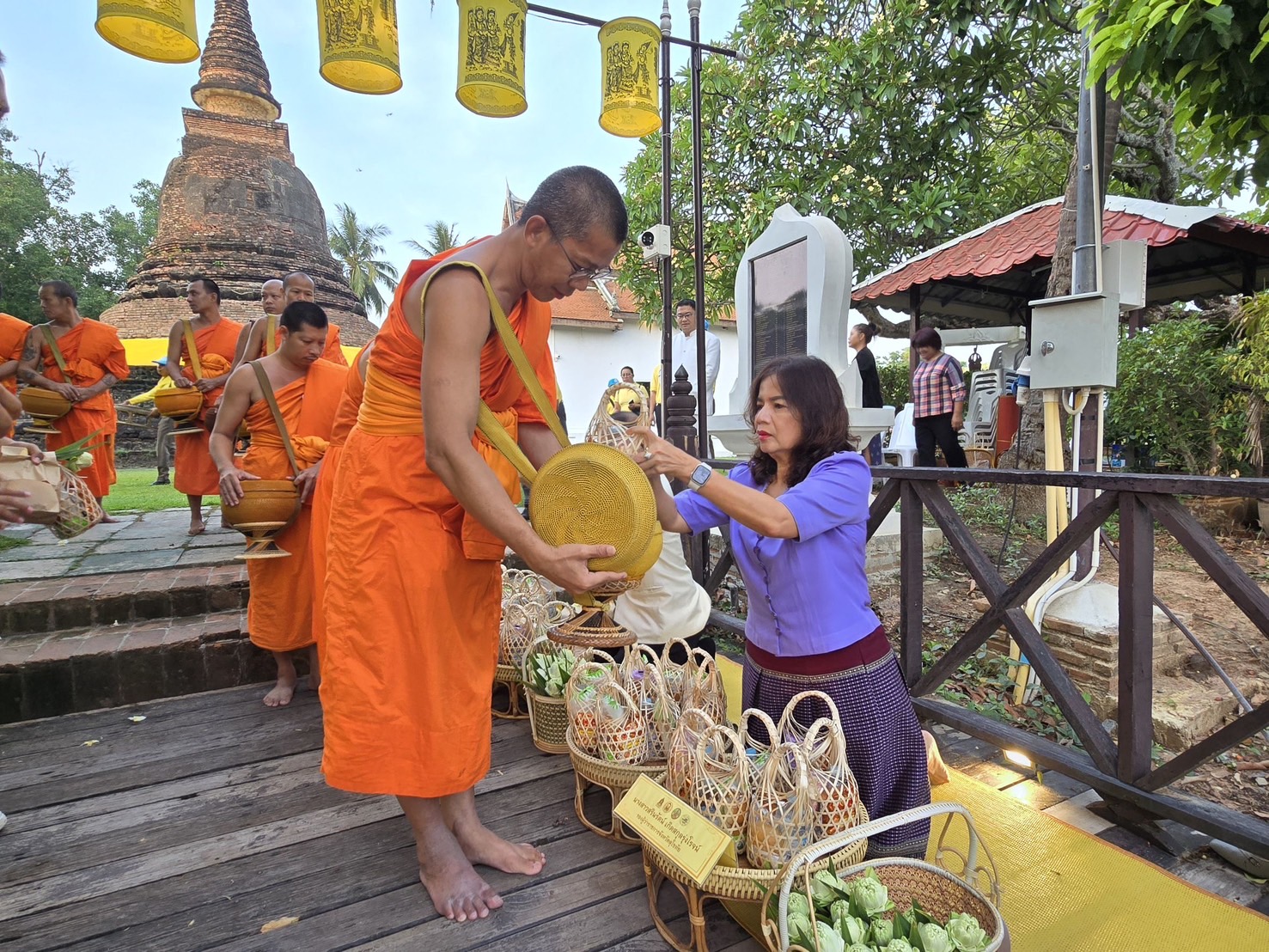 พช.สุโขทัย ร่วมกิจกรรมเข้าวัดปฏิบัติธรรมวันธรรมสวนะ ภายใต้แนวคิด “ครอบครัวหิ้วตะกร้า ศรัทธาอิ่มบุญ อุดหนุนชุมชน” ใส่บาตรสะพานบุญรับอรุณสุโขทัย