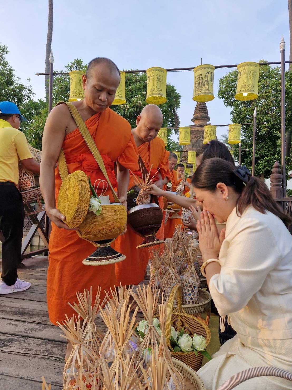 พช.สุโขทัย ร่วมกิจกรรมเข้าวัดปฏิบัติธรรมวันธรรมสวนะ ภายใต้แนวคิด “ครอบครัวหิ้วตะกร้า ศรัทธาอิ่มบุญ อุดหนุนชุมชน” ใส่บาตรสะพานบุญรับอรุณสุโขทัย