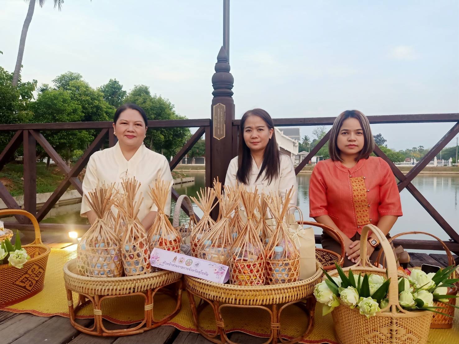 พช.สุโขทัย ร่วมกิจกรรมเข้าวัดปฏิบัติธรรมวันธรรมสวนะ ภายใต้แนวคิด “ครอบครัวหิ้วตะกร้า ศรัทธาอิ่มบุญ อุดหนุนชุมชน” ใส่บาตรสะพานบุญรับอรุณสุโขทัย
