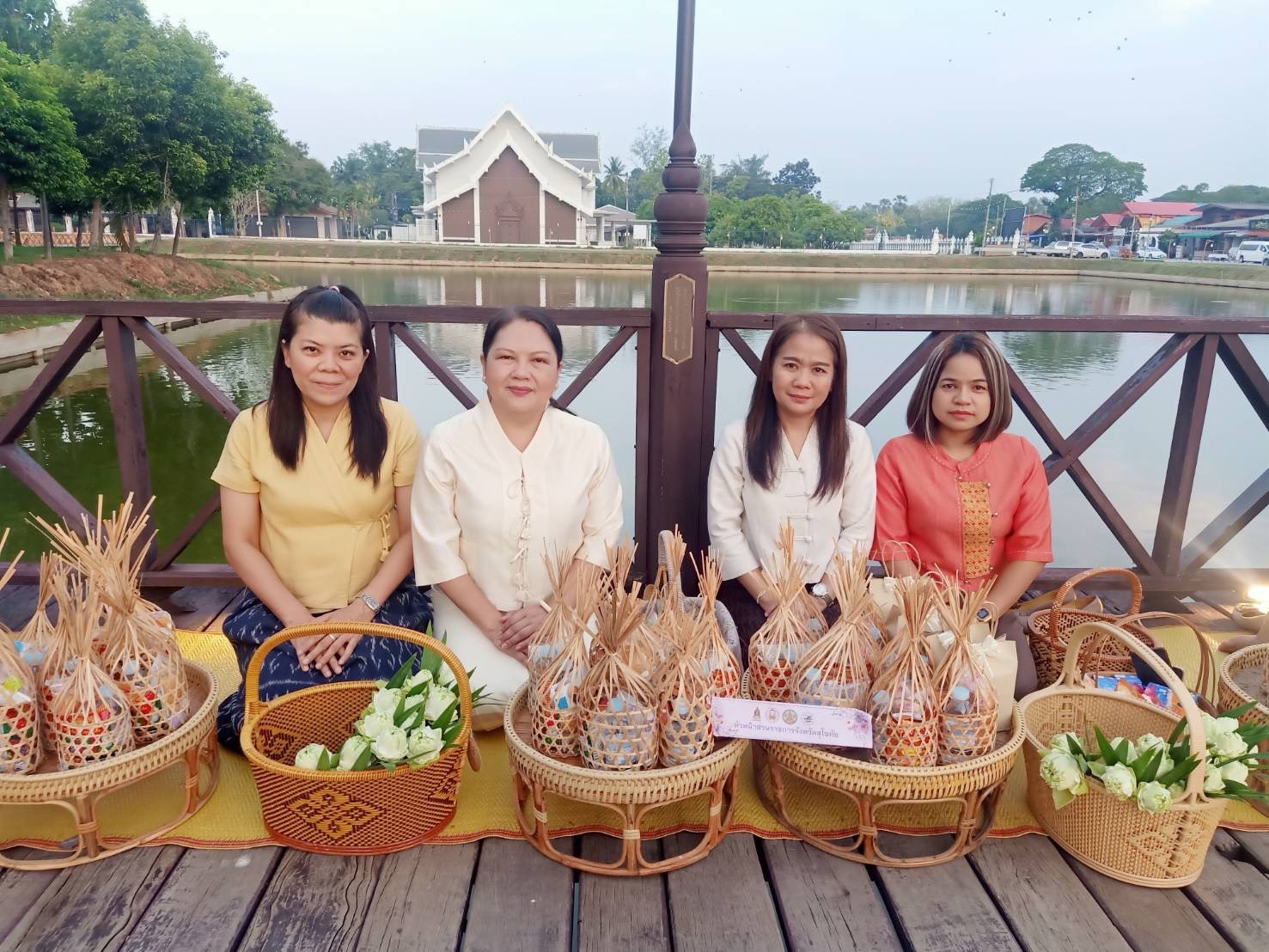 พช.สุโขทัย ร่วมกิจกรรมเข้าวัดปฏิบัติธรรมวันธรรมสวนะ ภายใต้แนวคิด “ครอบครัวหิ้วตะกร้า ศรัทธาอิ่มบุญ อุดหนุนชุมชน” ใส่บาตรสะพานบุญรับอรุณสุโขทัย