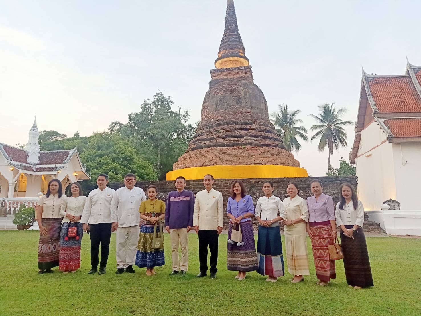 พช.สุโขทัย ร่วมกิจกรรมเข้าวัดปฏิบัติธรรมวันธรรมสวนะ ภายใต้แนวคิด “ครอบครัวหิ้วตะกร้า ศรัทธาอิ่มบุญ อุดหนุนชุมชน” ใส่บาตรสะพานบุญรับอรุณสุโขทัย