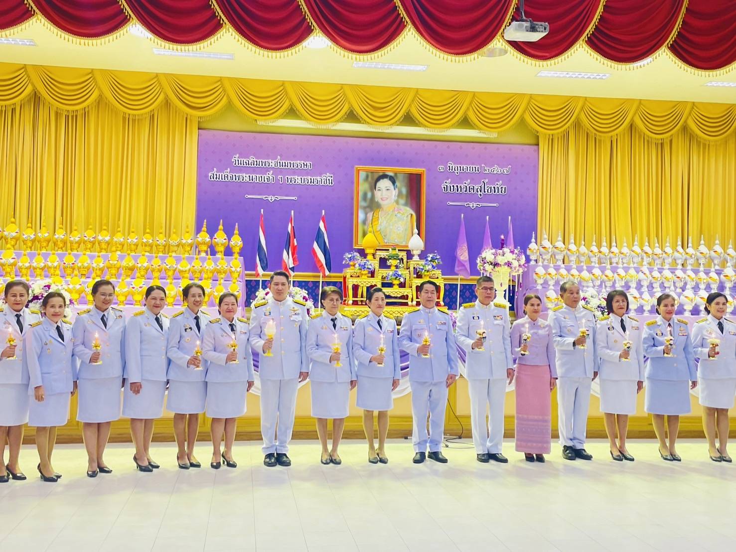 พัฒนาชุมชนสุโขทัย ร่วมพิธีถวายเครืองราชสักการะและวางพานพุ่ม และพิธีจุดเทียนถวายพระพรชัยมงคล
