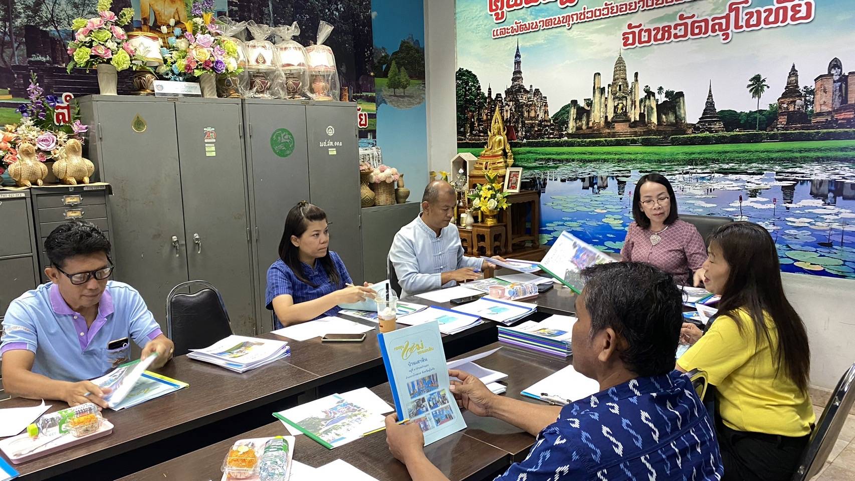 พัฒนาชุมชนสุโขทัย ประชุมคณะทำงานกลั่นกรองและคัดเลือกหมู่บ้านกองทุนแม่ของแผ่นดินระดับจังหวัดสุโขทัย⭐️