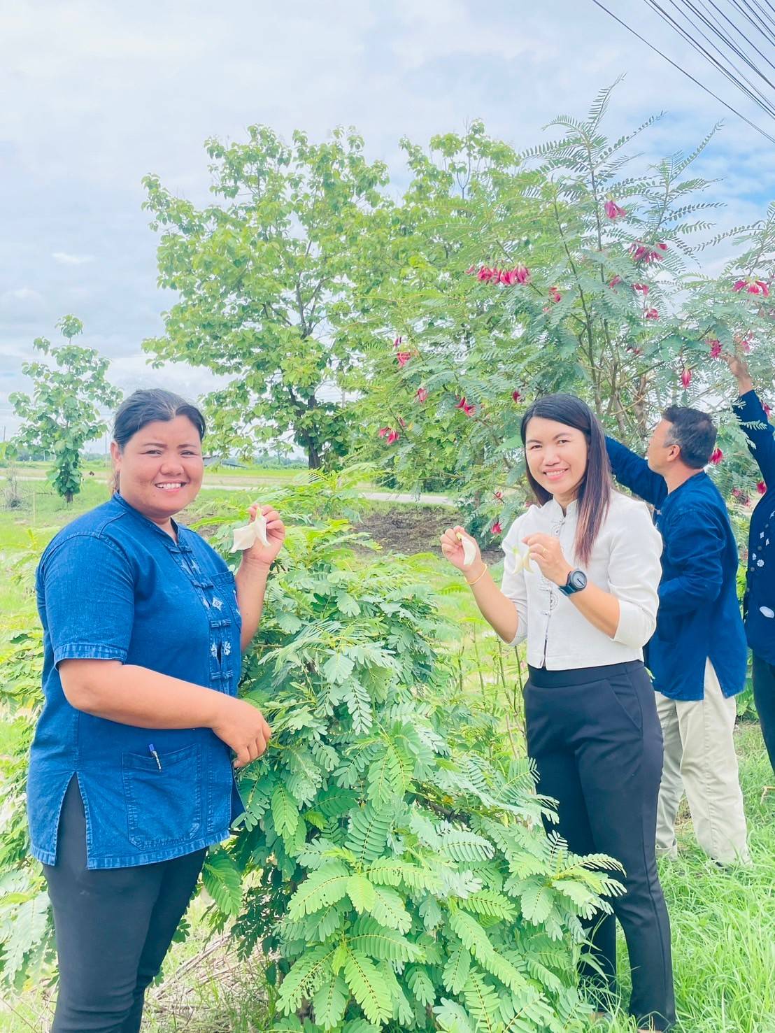 ลงพื้นที่ติดตาม การดำเนินงานการน้อมนำพระราชดำริสมเด็จพระกนิษฐาธิราชเจ้า กรมสมเด็จพระเทพรัตนราชสุดาฯ สยามบรมราชกุมารี สู่ปฏิบัติการปลูกผักสวนครัว เพื่อสร้างความมั่นคงทางอาหาร กิจกรรม “บ้านนี้มีรัก ปลูกผักกินเอง” และ “ทางนี้มีผล ผู้คนรักกัน”
