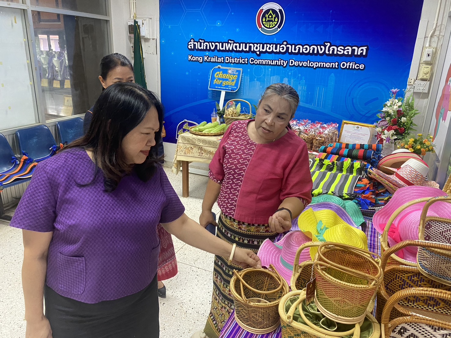 รองผู้ว่าราชการจังหวัดสุโขทัย ลงพื้นที่อำเภอกงไกรลาศและอำเภอศรีสำโรง เพื่อคัดเลือกคนกองทุนพัฒนาบทบาทสตรีดีเด่นระดับจังหวัดตามโครงการเชิดชูเกียรติคนกองทุนพัฒนาบทบาทสตรี ประจำปี 2567