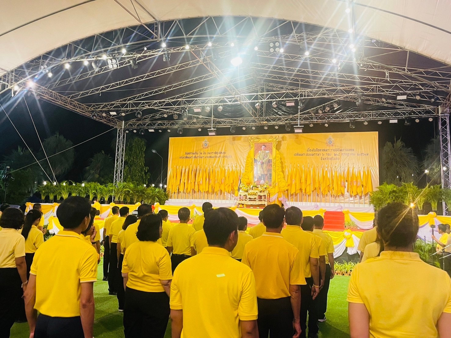 พช.สุโขทัย ร่วมพิธีประดิษฐานธงตราสัญลักษณ์ งานเฉลิมพระเกียรติพระบาทสมเด็จพระเจ้าอยู่หัว เนื่องในโอกาสพระราชพิธีมหามงคลเฉลิมพระชนมพรรษา 6 รอบ 28 กรกฎาคม 2567 เพื่อเฉลิมฉลอง ณ เวทีกลาง ศาลากลางจังหวัดสุโขทัย