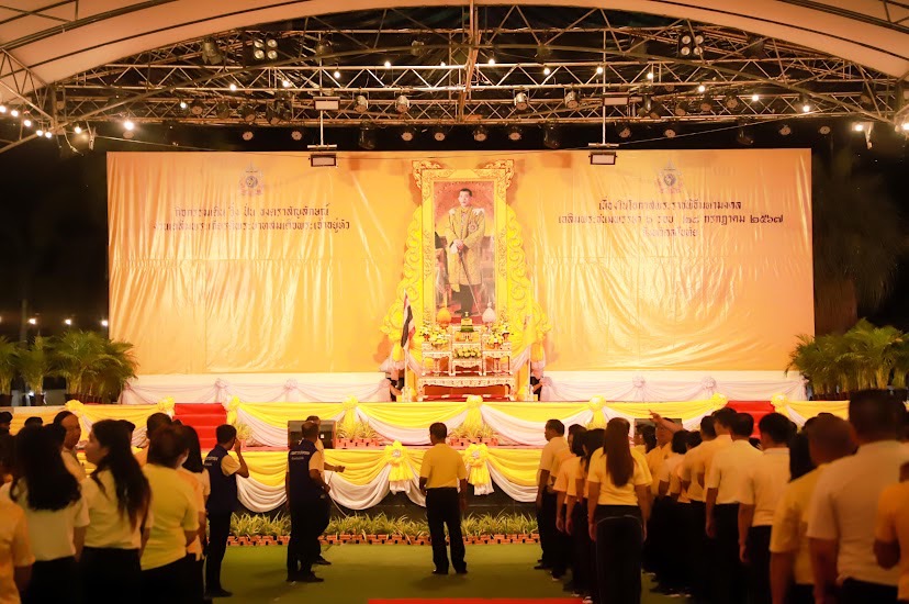 พช.สุโขทัย ร่วมพิธีประดิษฐานธงตราสัญลักษณ์ งานเฉลิมพระเกียรติพระบาทสมเด็จพระเจ้าอยู่หัว เนื่องในโอกาสพระราชพิธีมหามงคลเฉลิมพระชนมพรรษา 6 รอบ 28 กรกฎาคม 2567 เพื่อเฉลิมฉลอง ณ เวทีกลาง ศาลากลางจังหวัดสุโขทัย