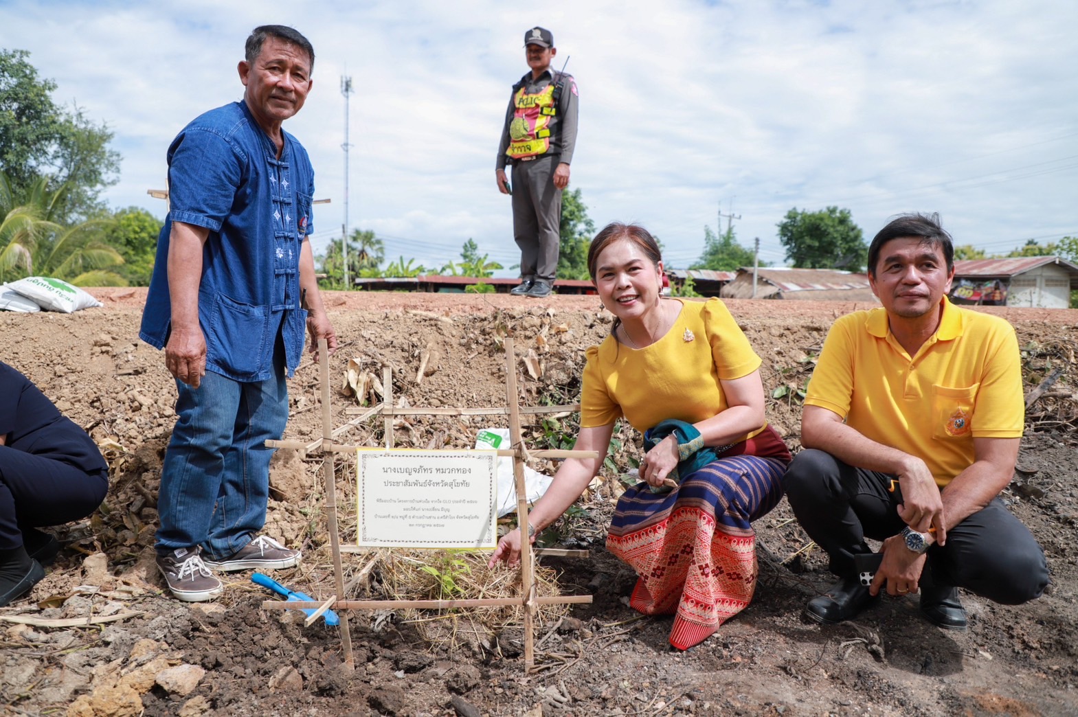 จังหวัดสุโขทัย ส่งมอบบ้านโครงการ “บ้านห่วงใยจากใจ GLO ประจำปี 2566” และสิ่งของจำเป็นแก่ครัวเรือนเป้าหมาย TPMAP