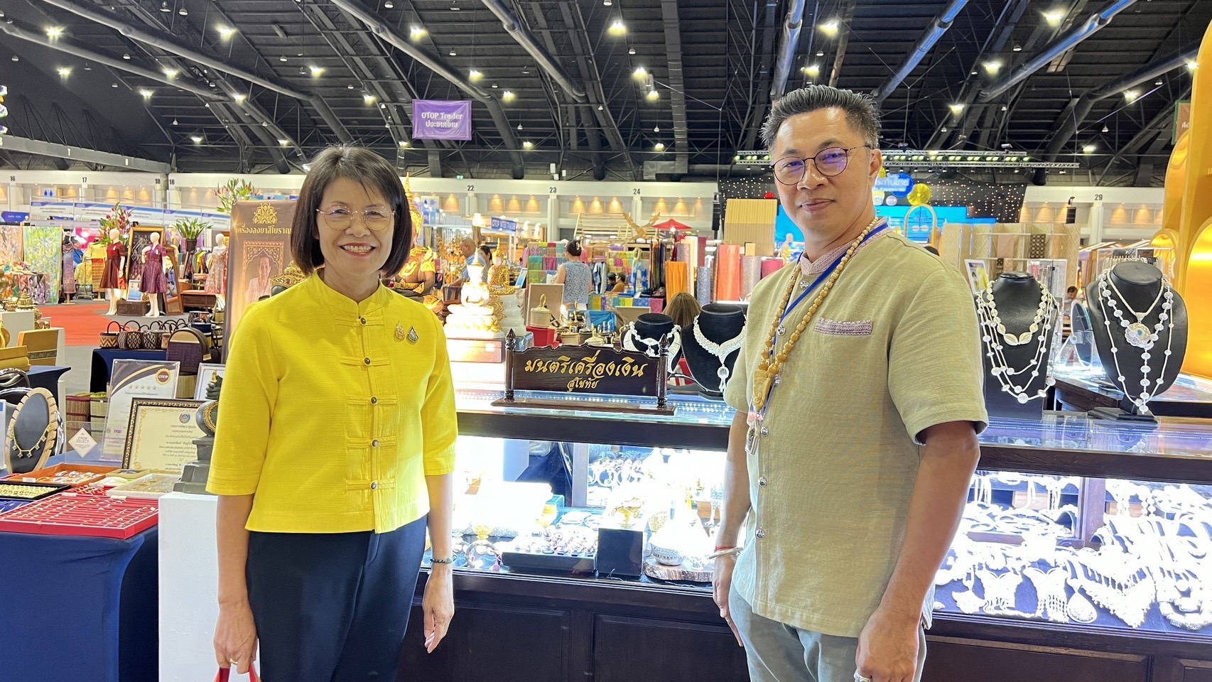 🙏รองผู้ว่าราชการจังหวัดสุโขทัย ให้กำลังใจผู้ประกอบการ ในวันแรกของงาน “ศิลปาชีพประทีปไทย OTOP หลอมดวงใจ ด้วยพระบารมี