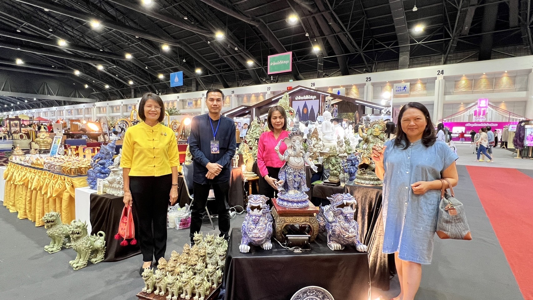 🙏รองผู้ว่าราชการจังหวัดสุโขทัย ให้กำลังใจผู้ประกอบการ ในวันแรกของงาน “ศิลปาชีพประทีปไทย OTOP หลอมดวงใจ ด้วยพระบารมี