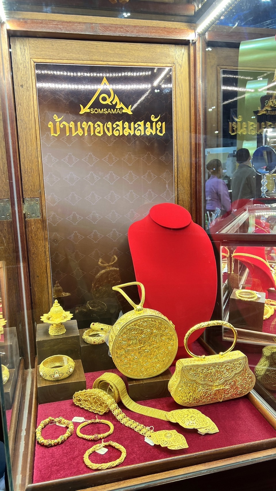 🙏รองผู้ว่าราชการจังหวัดสุโขทัย ให้กำลังใจผู้ประกอบการ ในวันแรกของงาน “ศิลปาชีพประทีปไทย OTOP หลอมดวงใจ ด้วยพระบารมี