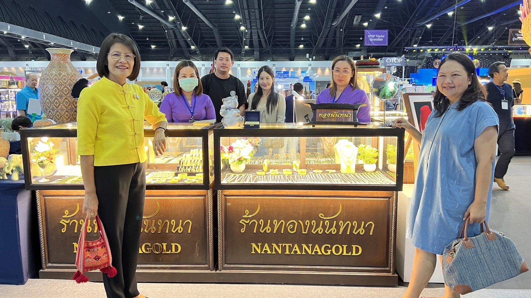 🙏รองผู้ว่าราชการจังหวัดสุโขทัย ให้กำลังใจผู้ประกอบการ ในวันแรกของงาน “ศิลปาชีพประทีปไทย OTOP หลอมดวงใจ ด้วยพระบารมี