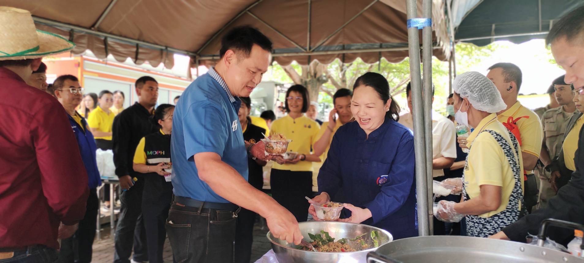 รองนายกรัฐมนตรี ตรวจติดตามสถานการณ์อุทกภัยจังหวัดสุโขทัยและตรวจเยี่ยมโรงครัวศูนย์ประสานช่วยเหลือผู้ประสบอุทกภัย พร้อมสั่งการทุกหน่วยงานสำรวจพื้นที่น้ำท่วม เร่งเยียวยาประชาชน