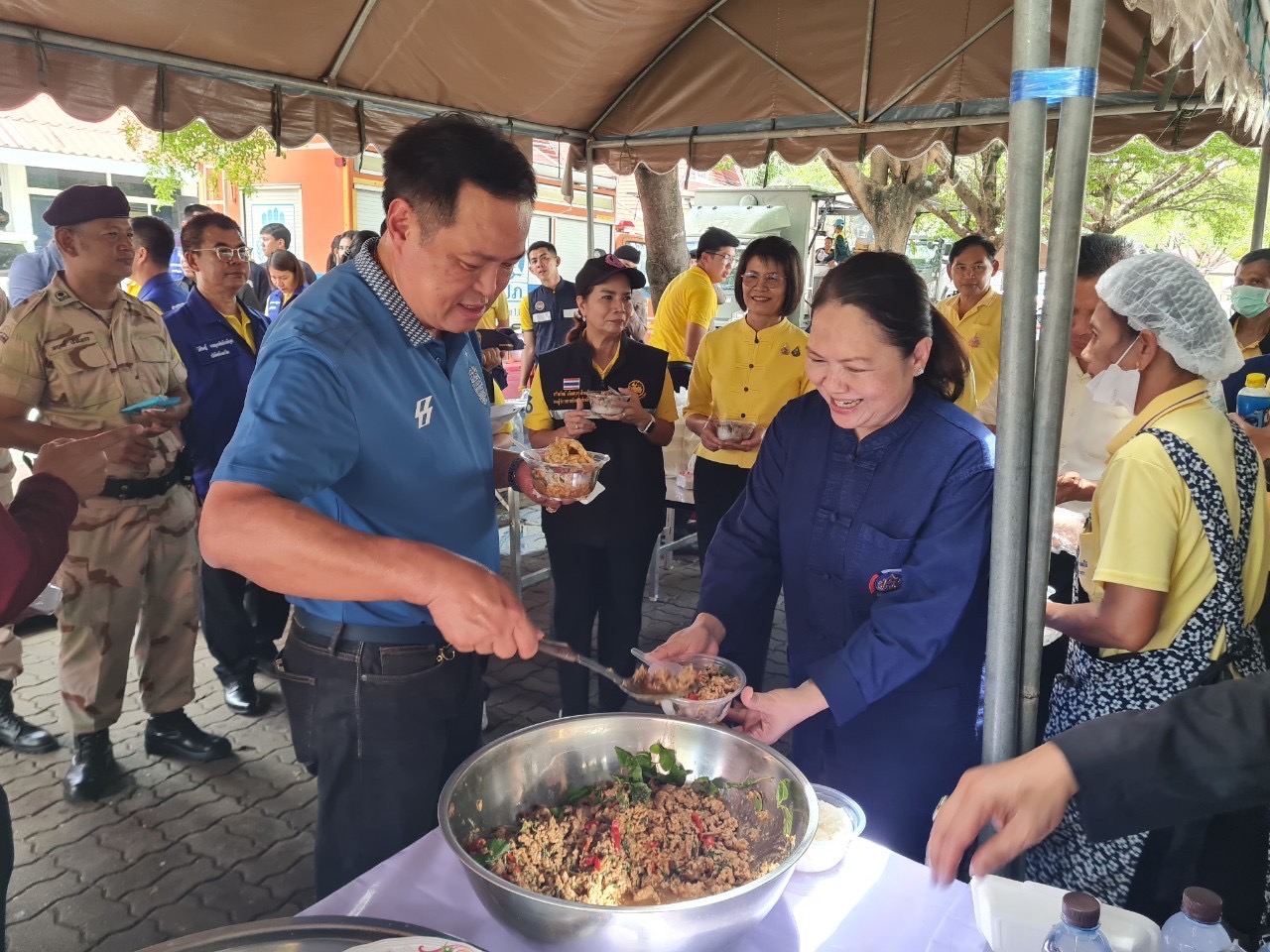 รองนายกรัฐมนตรี ตรวจติดตามสถานการณ์อุทกภัยจังหวัดสุโขทัยและตรวจเยี่ยมโรงครัวศูนย์ประสานช่วยเหลือผู้ประสบอุทกภัย พร้อมสั่งการทุกหน่วยงานสำรวจพื้นที่น้ำท่วม เร่งเยียวยาประชาชน