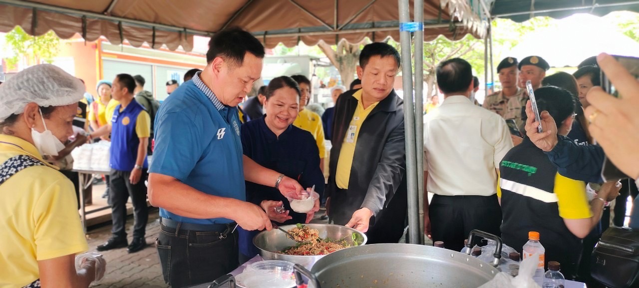 รองนายกรัฐมนตรี ตรวจติดตามสถานการณ์อุทกภัยจังหวัดสุโขทัยและตรวจเยี่ยมโรงครัวศูนย์ประสานช่วยเหลือผู้ประสบอุทกภัย พร้อมสั่งการทุกหน่วยงานสำรวจพื้นที่น้ำท่วม เร่งเยียวยาประชาชน