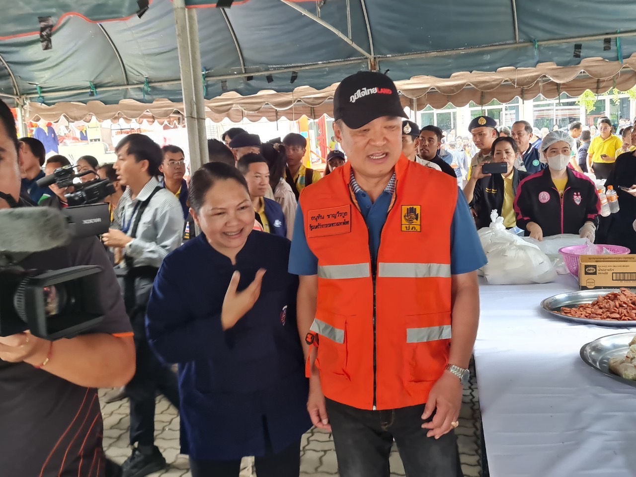 รองนายกรัฐมนตรี ตรวจติดตามสถานการณ์อุทกภัยจังหวัดสุโขทัยและตรวจเยี่ยมโรงครัวศูนย์ประสานช่วยเหลือผู้ประสบอุทกภัย พร้อมสั่งการทุกหน่วยงานสำรวจพื้นที่น้ำท่วม เร่งเยียวยาประชาชน