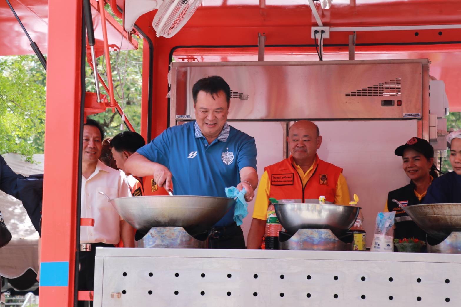 รองนายกรัฐมนตรี ตรวจติดตามสถานการณ์อุทกภัยจังหวัดสุโขทัยและตรวจเยี่ยมโรงครัวศูนย์ประสานช่วยเหลือผู้ประสบอุทกภัย พร้อมสั่งการทุกหน่วยงานสำรวจพื้นที่น้ำท่วม เร่งเยียวยาประชาชน