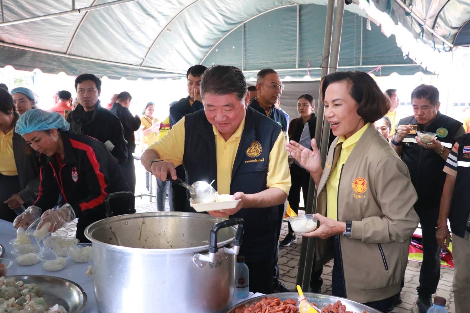 รองนายกรัฐมนตรี ตรวจติดตามสถานการณ์อุทกภัยจังหวัดสุโขทัยและตรวจเยี่ยมโรงครัวศูนย์ประสานช่วยเหลือผู้ประสบอุทกภัย พร้อมสั่งการทุกหน่วยงานสำรวจพื้นที่น้ำท่วม เร่งเยียวยาประชาชน