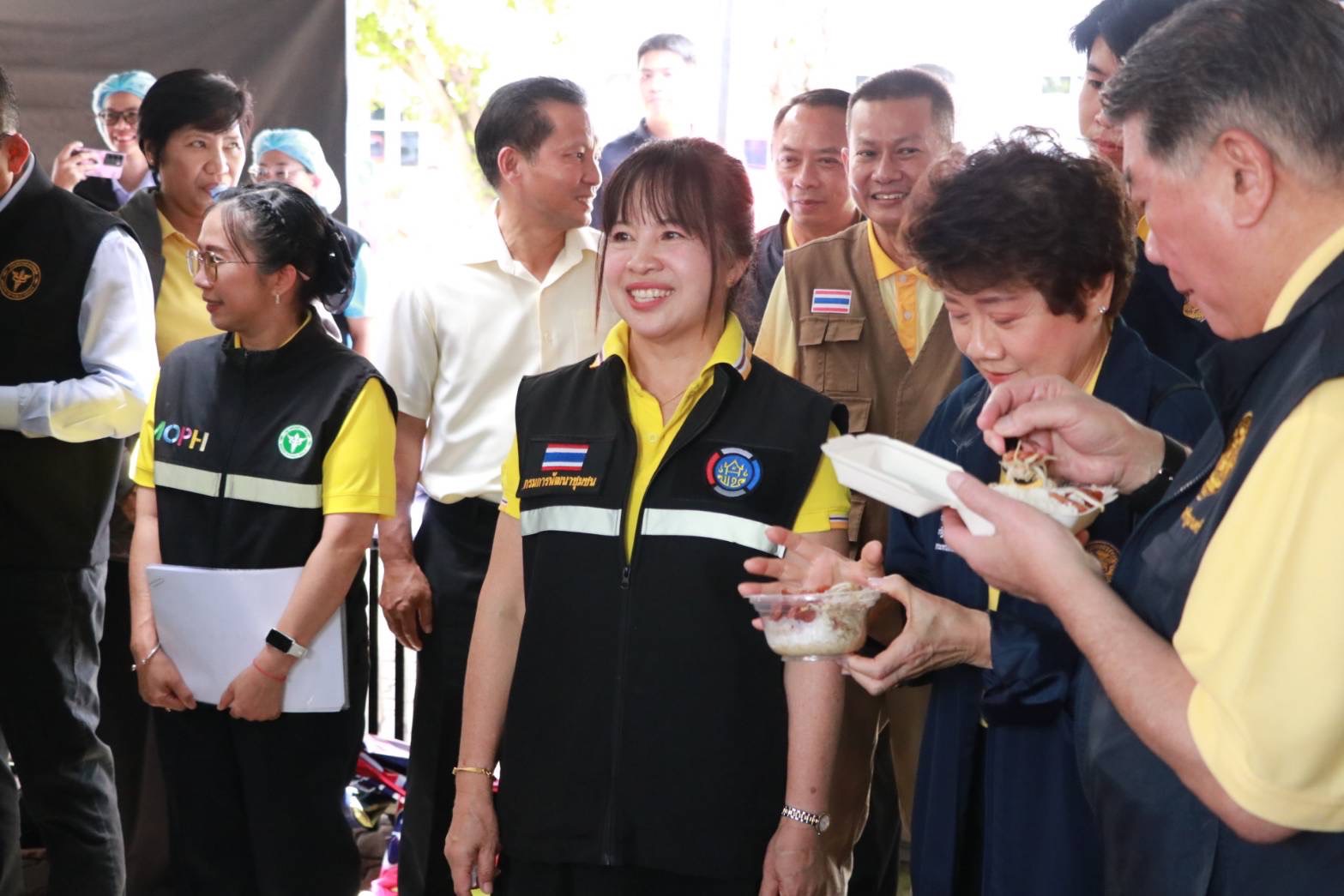 รองนายกรัฐมนตรี ตรวจติดตามสถานการณ์อุทกภัยจังหวัดสุโขทัยและตรวจเยี่ยมโรงครัวศูนย์ประสานช่วยเหลือผู้ประสบอุทกภัย พร้อมสั่งการทุกหน่วยงานสำรวจพื้นที่น้ำท่วม เร่งเยียวยาประชาชน