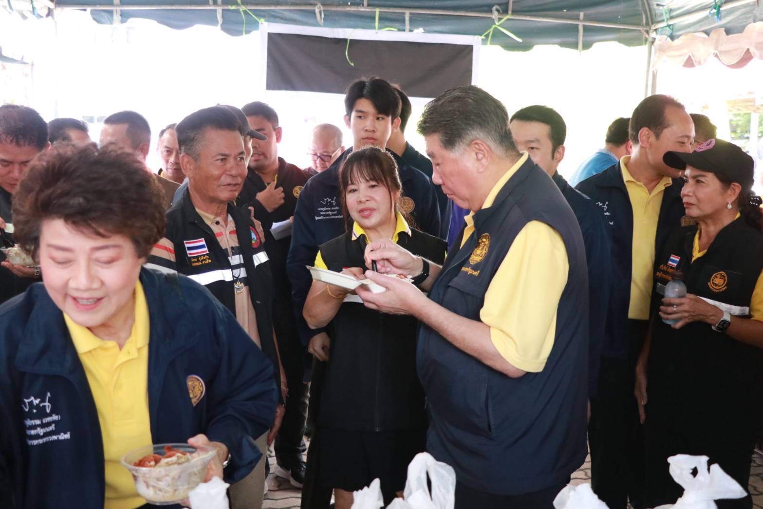 รองนายกรัฐมนตรี ตรวจติดตามสถานการณ์อุทกภัยจังหวัดสุโขทัยและตรวจเยี่ยมโรงครัวศูนย์ประสานช่วยเหลือผู้ประสบอุทกภัย พร้อมสั่งการทุกหน่วยงานสำรวจพื้นที่น้ำท่วม เร่งเยียวยาประชาชน