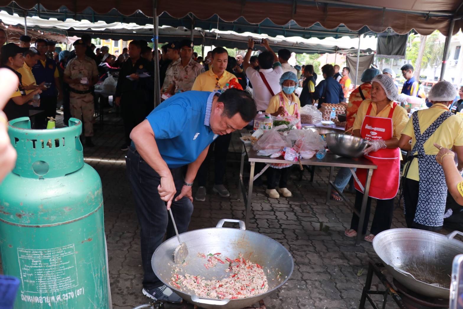 รองนายกรัฐมนตรี ตรวจติดตามสถานการณ์อุทกภัยจังหวัดสุโขทัยและตรวจเยี่ยมโรงครัวศูนย์ประสานช่วยเหลือผู้ประสบอุทกภัย พร้อมสั่งการทุกหน่วยงานสำรวจพื้นที่น้ำท่วม เร่งเยียวยาประชาชน